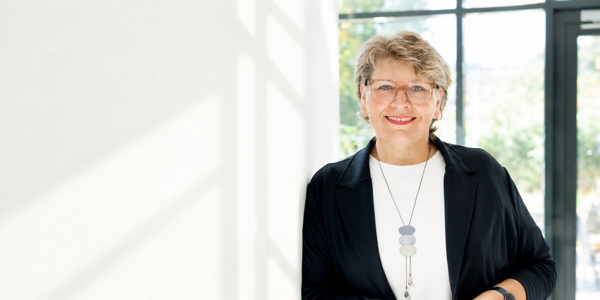 Britta Schröder am Fenster