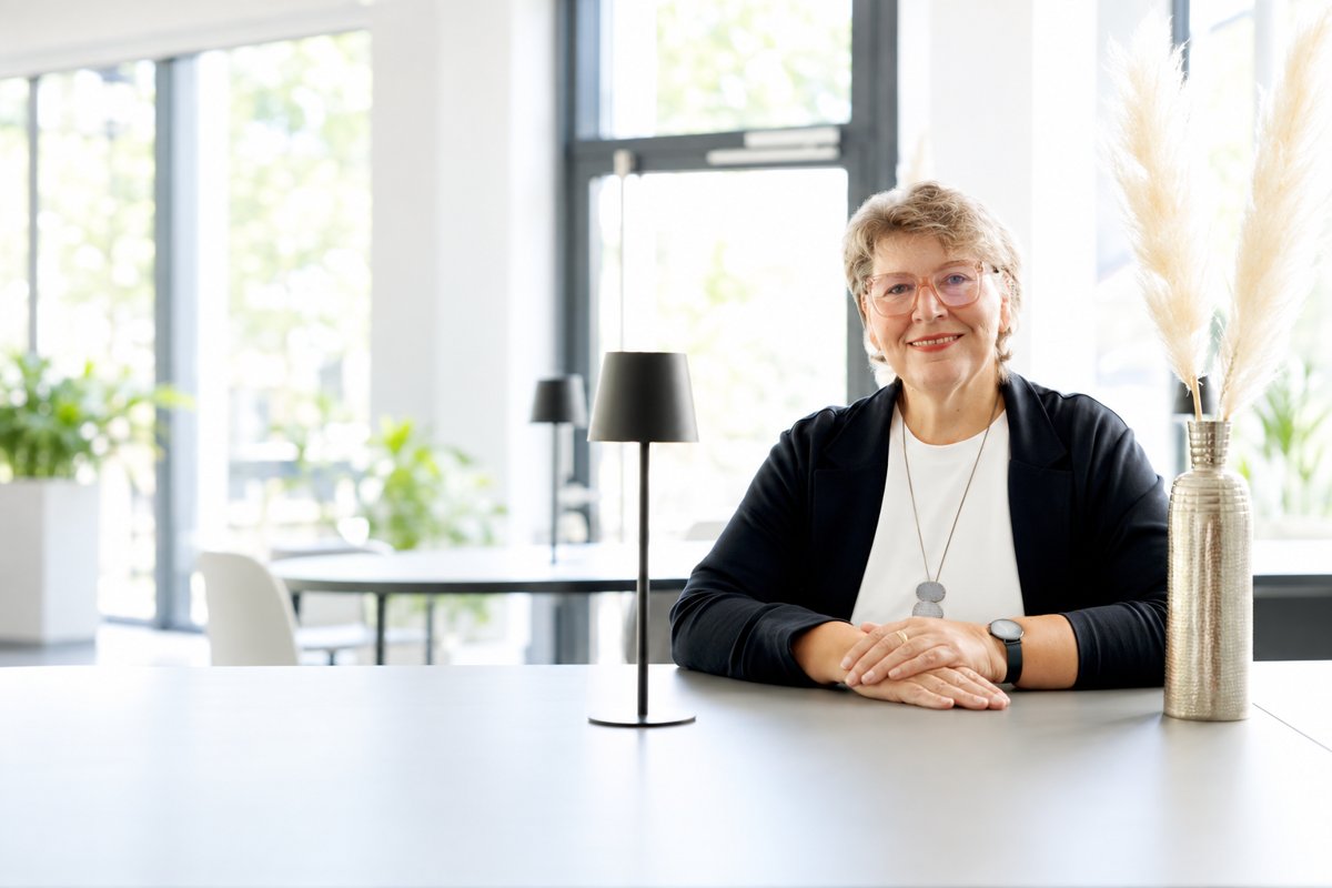 Britta Schröder als Interviewpartnerin am Tisch