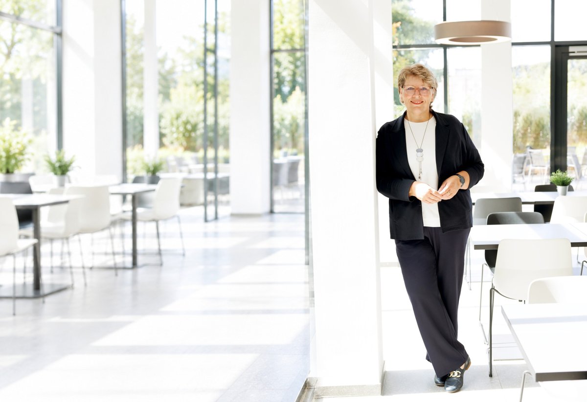 Britta Schröder steht am Fenster