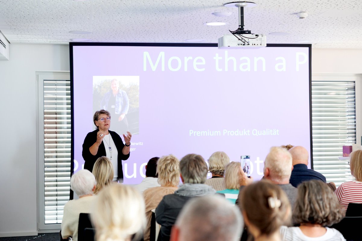 Britta Schröder hält einen Vortrag vor Publikum