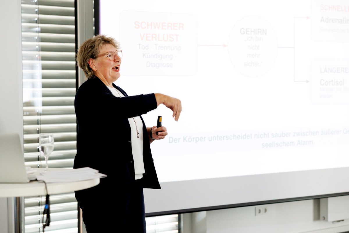 Britta Schröder bei einem Vortrag über schweren Verlust